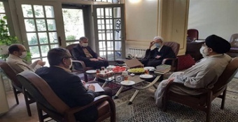 دیدار دکتر امانی، دبیر کل شورای عالی آموزش‌وپرورش با حضرت آیت‌الله امامی کاشانی (مدّظلّه‌العالی) تولیت معظم مدرسه‌عالی شهید مطهری